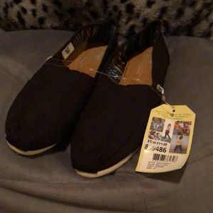 Toms casual flat black shoes NWT size 10 womens